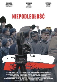 Zabytkowa kamera filmowa ustawiona przed grupą mężczyzn w mundurach wojskowych z początku XX wieku. Tytuł NIEPODLEGŁOŚĆ pojawia się pogrubionymi czerwonymi literami nad biało-czerwonym pociągnięciem pędzla.