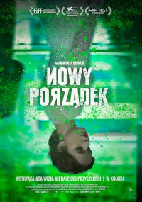 Plakat do filmu Nowy Porządek przedstawia twarz kobiety do góry nogami na zielonym, teksturowanym tle z dużym białym tytułem w języku polskim. Loga festiwalowe i dodatkowy tekst pojawiają się u góry i na dole.