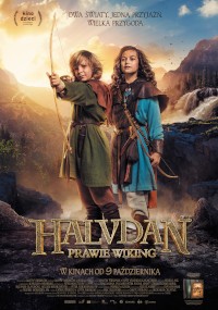 Dwoje dzieci w ubraniach w stylu wikingów stoi razem; jedno trzyma łuk i strzałę, gotowe do strzału. Są na zewnątrz, nad rzeką i górami. Tekst na obrazku jest po polsku, tytuł Halvdan Prawie Wiking.