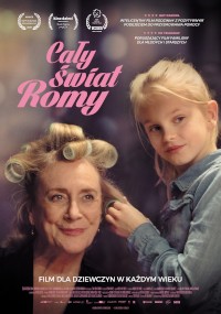 Plakat filmowy do filmu Cały świat Romy. Starsza kobieta z wałkami we włosach uśmiecha się, gdy młoda dziewczyna czesze jej włosy. Tło jest delikatnie rozmyte. Na górze pojawia się polski tekst i laury festiwalowe.