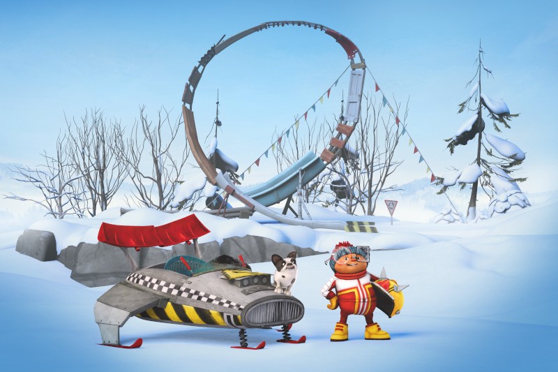 Postać z kreskówki w kombinezonie śnieżnym stoi z psem obok futurystycznego skutera śnieżnego w śnieżnym krajobrazie. Za nimi znajduje się duży, pokryty śniegiem, pętlowy tor wyścigowy i nagie drzewa pod czystym, błękitnym niebem.