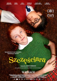 Plakat filmu Szczęściara przedstawia rudowłosą dziewczynę w białej bluzce i zielonym fartuszku leżącą na trawie obok ciemnowłosego chłopca w okularach i czerwonym swetrze. Wyświetlane są napisy końcowe filmu i tekst w języku polskim.