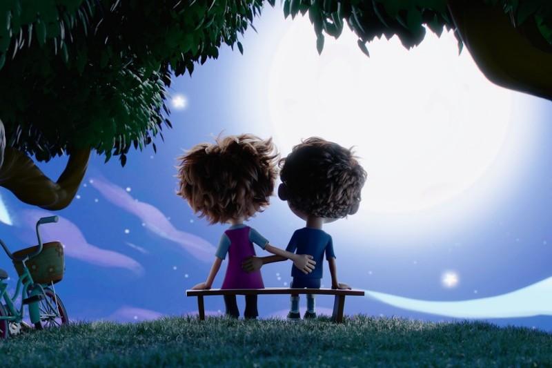 Dwoje animowanych dzieci siedzi nocą na ławce pod drzewem, trzymając się za ręce i wpatrując się w duży, jasny księżyc w pełni. Rower leży nieopodal na trawie. Scena jest spokojna i marzycielska.