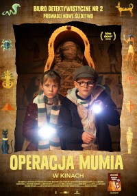 Dwoje dzieci w szalikach i okularach trzyma latarki przed starożytnym egipskim sarkofagiem. Plakat ma hieroglificzne dekoracje i tytuł Operacja Mumia na dole.