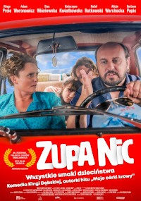 Mężczyzna prowadzi czerwony samochód z kobietą na siedzeniu pasażera; z tyłu siedzi dwójka dzieci. Na plakacie widnieje tekst „Zupa Nic” wytłuszczony białymi literami z polskimi napisami i emblematem nagrody filmowej na dole.