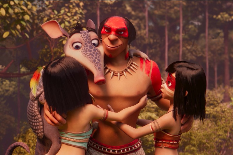 Uśmiechnięty, animowany mężczyzna z czerwoną twarzą stoi w lesie, obejmując dwie dziewczyny z podobną twarzą i stworzenie przypominające pancernika. Wszyscy wydają się szczęśliwi i blisko, co sugeruje moment uczucia i bliskości.