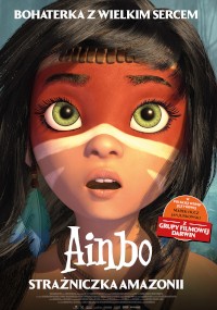 Animowany plakat filmowy przedstawiający młodą dziewczynkę z szeroko otwartymi zielonymi oczami i czerwoną i białą farbą na twarzy. Tytuł brzmi Ainbo: Strażniczka Amazonii z polskim tekstem powyżej i okrągłym pomarańczowym znaczkiem po prawej stronie.
