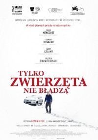 Polski plakat filmowy Tylko zwierzęta nie błądzą. Osoba stoi przy samochodzie w śnieżnym krajobrazie. Tytuł jest zapisany dużymi czerwonymi literami, z informacjami o obsadzie i festiwalu powyżej.