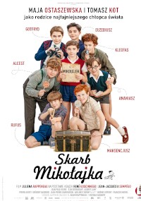 Plakat do filmu Skarb Mikołajka przedstawia grupę ośmiorga uśmiechniętych dzieci w strojach vintage, zebranych wokół skrzyni ze skarbami. Nad i pod obrazem znajduje się tytuł filmu oraz nazwiska obsady w języku polskim.