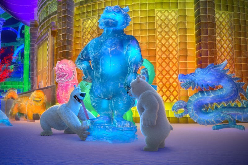 Dwa animowane niedźwiedzie polarne badają dużą, niebieską lodową rzeźbę osoby w okularach. Za nimi znajdują się kolorowe lodowe rzeźby, w tym smok i lwy, wszystkie oświetlone żywymi, świecącymi światłami.
