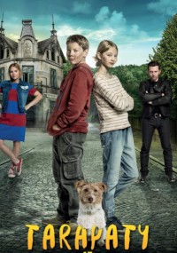 Trójka dzieci i pies stoją przed dużym, starym budynkiem z drzewami po obu stronach. Dwoje dzieci stoi plecami do siebie, z inną dziewczynką i mężczyzną w tle. Na dole napisane jest słowo „Tarapaty”.