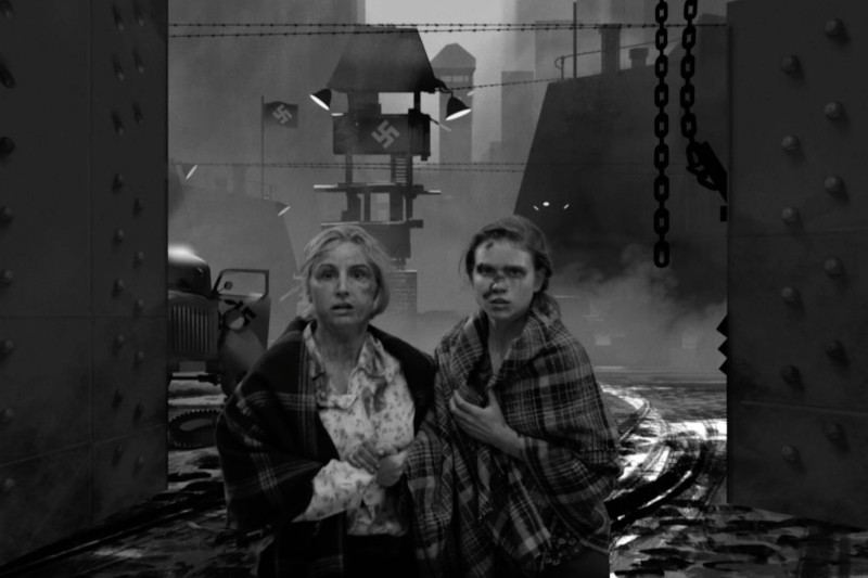 Dwie przestraszone kobiety owinięte w koce stoją przy wejściu do obozu koncentracyjnego. W tle widoczne są nazistowskie flagi i wieże strażnicze. Przedstawia to ponurą, czarno-białą scenę z czasów wojny.