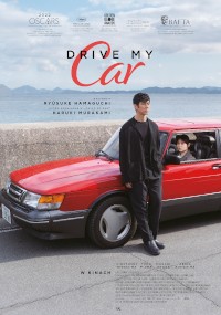 Mężczyzna stoi obok czerwonego samochodu zaparkowanego przy kamiennej barierze z wodą i górami w tle; inna osoba siedzi na miejscu kierowcy. Tekst powyżej brzmi Drive My Car z napisami końcowymi i logo festiwali filmowych.