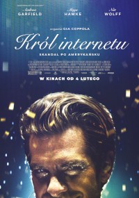 Plakat filmu „Król internetu” przedstawia uśmiechniętą twarz mężczyzny, wokół którego spada konfetti. Tło jest ciemne, a światła świecą. Nazwiska aktorów i szczegóły filmu w języku polskim pojawiają się na górze i dole plakatu.