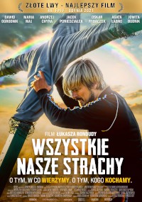 Plakat filmowy Wszystkie Nasze Strachy przedstawia mężczyznę trzymającego inną osobę do góry nogami na tle dramatycznego nieba z tęczą. Nazwiska obsady i ekipy są wymienione na górze, a tytuł filmu i slogan na dole.