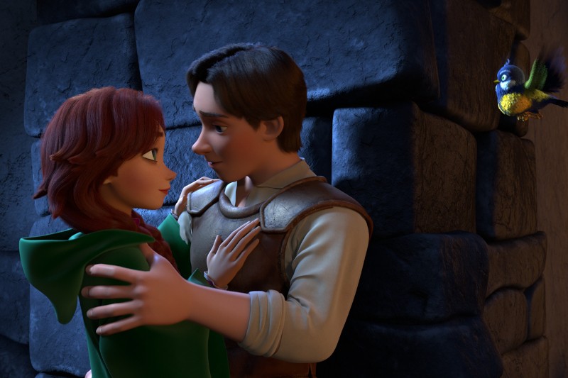 Młody mężczyzna i kobieta w średniowiecznych strojach stoją blisko siebie w kamiennym korytarzu, wpatrując się w swoje oczy. Kolorowy ptak siedzi na ścianie w pobliżu i ich obserwuje. Scena jest delikatnie oświetlona, co tworzy romantyczną atmosferę.