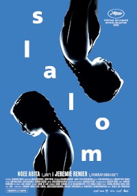 Plakat do filmu Slalom przedstawiający dwie kobiety z warkoczami, jedną pionowo, a drugą do góry nogami, na niebieskim tle. Słowo slalom jest ułożone pionowo między nimi.