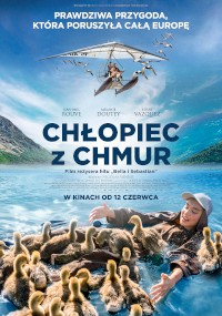 Plakat filmu Chłopiec z chmur przedstawia chłopca w łódce karmiącego kaczuszki na wodzie, z gęsiami latającymi nad górami i niebieskim niebem. Polski tekst zawiera tytuł filmu i datę premiery.