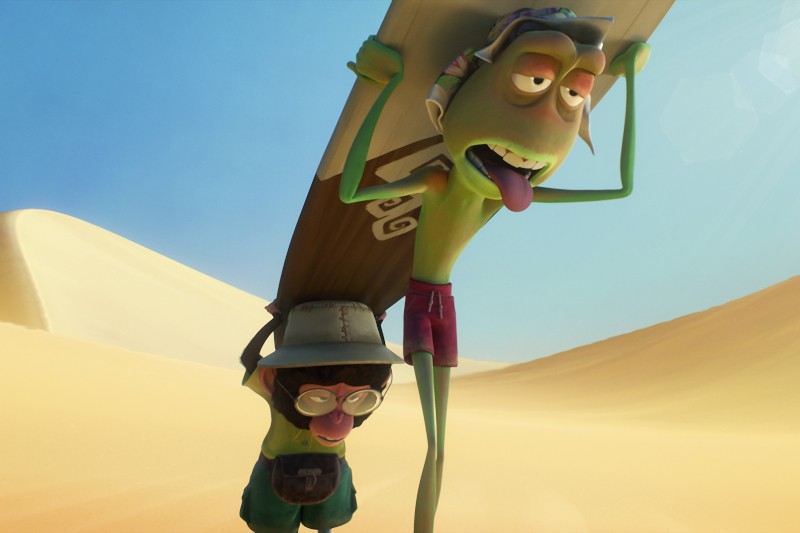 Dwie animowane postacie, jedna niska i nosząca okulary, druga wysoka i z wystawionym językiem, zmagają się, by nieść dużą deskę surfingową, jednocześnie idąc przez słoneczną pustynię z wydmami.