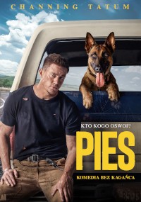Mężczyzna w brudnej koszuli siedzi na tylnej klapie ciężarówki obok owczarka niemieckiego. W tle widać wiejski krajobraz. Duży tekst po polsku na obrazie zawiera PIES i CHANNING TATUM.