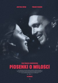 Czarno-biały plakat filmowy przedstawia uśmiechniętego mężczyznę i kobietę patrzących na siebie. Czerwony tekst na dole brzmi Piosenki o Miłości. Nazwiska aktorów, Justyny Święs i Tomasza Włosoka, pojawiają się na górze.