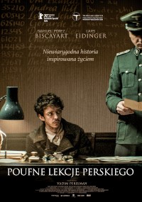 Plakat filmowy do Poufne Lekcje Perskiego przedstawia siedzącego mężczyznę przy biurku z papierami i lampą, patrzącego na mężczyznę w mundurze wojskowym stojącego obok niego i trzymającego dokumenty. W tle znajduje się ręcznie napisany tekst.