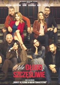 Plakat filmu przedstawia ośmiu dorosłych, czterech siedzących i czterech stojących za nimi, pozujących na stopniach schodów. Polski tytuł Nie Długo i Szczęśliwie jest wyraźnie wyświetlany na biało-czerwonym tekście na dole.