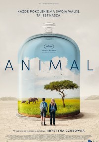 Plakat filmowy Animal przedstawia dwie osoby stojące twarzą w twarz ze szklaną kopułą przedstawiającą afrykański krajobraz ze słoniami i drzewami. Powyżej tekst w języku polskim brzmi: Generacja każdego z osobna. Ta jest nasza.