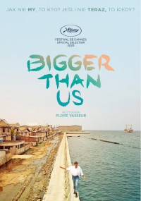 Osoba idzie wąskim molo wchodzącym w morze, z domami po jednej stronie. Tekst powyżej brzmi Bigger Than Us i zawiera informacje o festiwalu filmowym oraz nazwisko reżysera, Flore Vasseur.