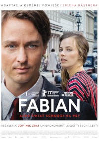 Plakat filmowy do filmu Fabian, przedstawiający z bliska mężczyznę w garniturze i krawacie po lewej stronie oraz kobietę z długimi włosami w białym topie po prawej; w tle widać miejską ulicę i budynki.