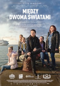 Grupa sześciu osób, w tym kobiety i dzieci, siedzi i stoi przy nabrzeżu z dużym promem w tle. Nad nimi znajduje się tekst w języku polskim z tytułem Między Dwoma Światami.