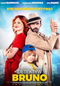 Plakat filmu Detektyw Bruno przedstawia kobietę w czerwieni, mężczyznę w trenczu i kapeluszu, pozujących jak detektywi, oraz uśmiechnięte dziecko w kapeluszu, na tle panoramy miasta i błękitnego nieba nad głową.