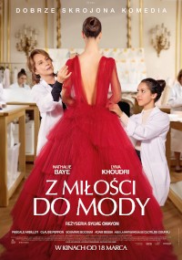 Polski plakat filmowy przedstawiający kobietę w dramatycznej czerwonej sukni, przymierzaną przez dwie krawcowe w jasnym, eleganckim pokoju. Tytuł Z Miłości do Mody pojawia się dużym białym tekstem.