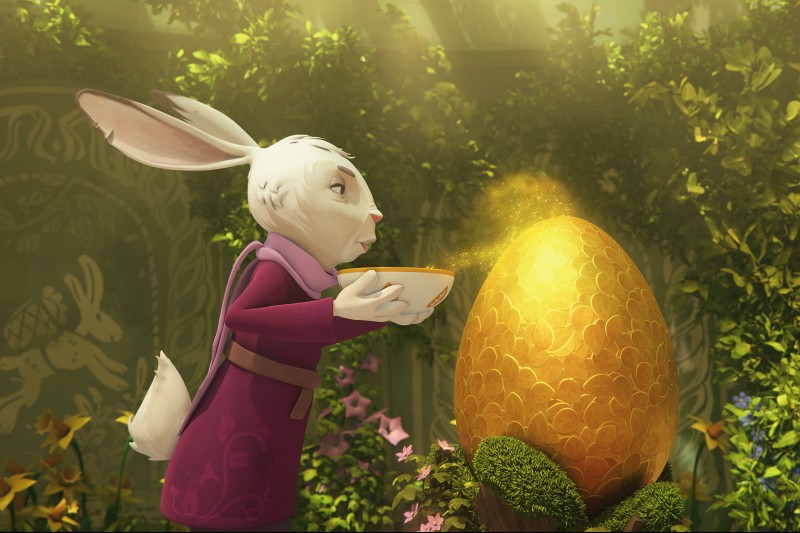 Animowany biały królik w fioletowym płaszczu i szaliku zdmuchuje błyszczący pył z miski na duże złote jajko w bujnym, zielonym ogrodzie z kwiatami i winoroślą.