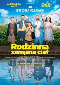 Plakat filmowy przedstawia pięć osób stojących przed parkiem rozrywki z kolejkami górskimi. Tytuł Rodzinna zamiana ciał jest pogrubiony na żółto. Pozują dwie osoby dorosłe i troje dzieci, a jeden mężczyzna jest ubrany w niebieski kombinezon jednorożca.