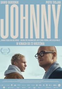 Plakat filmowy do filmu Johnny przedstawiający dwóch mężczyzn stojących obok siebie, obaj patrzący w dal. Tytuł JOHNNY jest wpisany dużymi literami u góry, z nazwiskami aktorów i polską datą premiery u dołu.