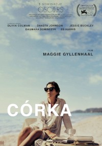 Kobieta w okularach przeciwsłonecznych siedzi na plaży z notesem i ołówkiem. Niebo jest czyste, a ocean jest w tle. Tekst powyżej zawiera listę aktorów i napisów; duży biały tekst poniżej brzmi CÓRKA.