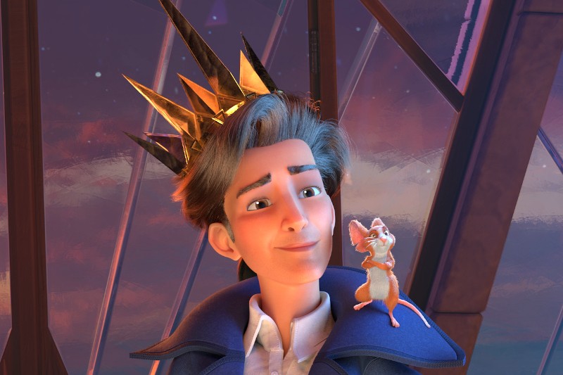 Animowana postać ze złotą koroną i niebieskim płaszczem delikatnie się uśmiecha, a na jej ramieniu stoi mała, wesoła mysz, a tło stanowią wysokie szklane panele oraz różowawe niebo.