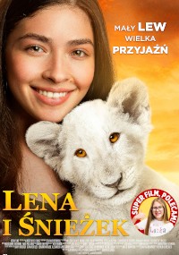 Uśmiechnięta młoda kobieta pozuje obok białego lwiątka. Polski tekst brzmi: Mały lew wielki przyjaźń i Lena i Śnieżek. W rogu znajduje się czerwona naklejka z twarzą kobiety i polskim napisem.