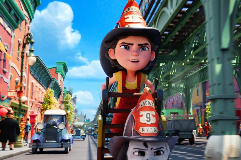 Animowana scena zdeterminowanej młodej dziewczyny w czapce strażaka jadącej wozem strażackim po ruchliwej ulicy miasta, za którą podąża antropomorficzny pies, również noszący czapkę strażaka. Ulicę zdobią zabytkowe samochody i kolorowe budynki.