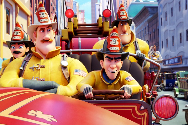 Czterech animowanych strażaków w żółtych mundurach i czapkach z napisem „9” jedzie staromodnym czerwonym wozem strażackim przez ulicę miasta z poważnymi i zdecydowanymi wyrazami twarzy.