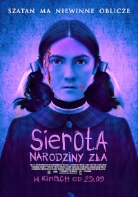 Na plakacie filmu widać młodą dziewczynę z warkoczykami i poważnym wyrazem twarzy, z twarzą zabarwioną na niebiesko krwią na policzku. Polski tekst brzmi: Sierota: Narodziny Zła, a data premiery 23.09 pojawia się na dole.