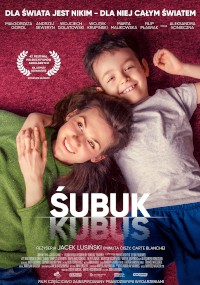 Kobieta i młody chłopiec leżą na ziemi, uśmiechając się i patrząc w górę. Tytuł ŚUBUK pojawia się dużymi literami na dole, z polskim tekstem i napisami końcowymi filmu nad nimi i wokół nich.
