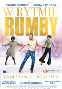 Plakat filmowy do filmu W Rytmie Rumby przedstawiający trzy osoby tańczące razem na białym i złotym tle, z dużym złotym tekstem i dodatkowymi napisami u góry i na dole.