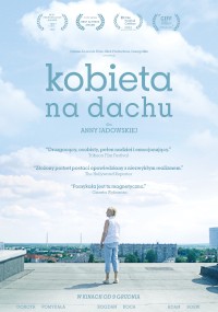 Kobieta z krótkimi, białymi włosami stoi na dachu, patrząc na panoramę miasta pod błękitnym niebem. Tytuł filmu Kobieta na dachu i laury festiwalu filmowego widnieją na górze plakatu.