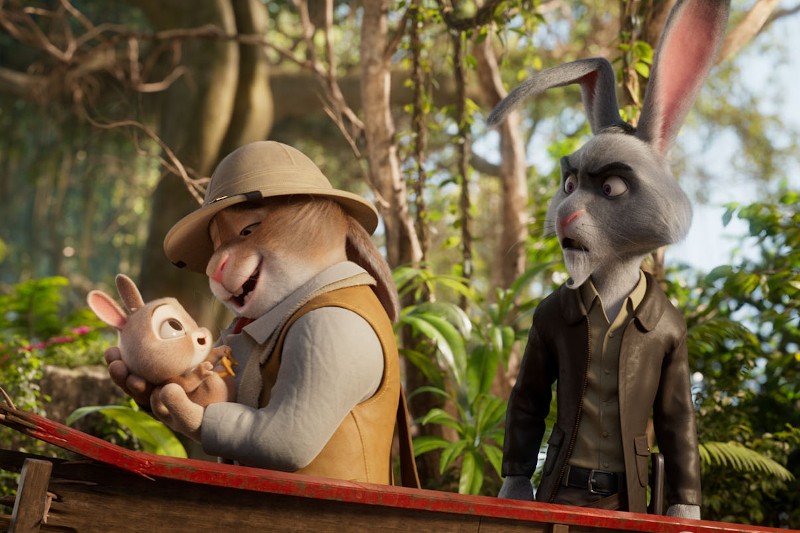 Uśmiechnięty królik w kapeluszu safari trzyma małego króliczka, podczas gdy szary królik w kurtce wygląda na zaskoczonego. Są otoczeni bujną roślinnością dżungli.