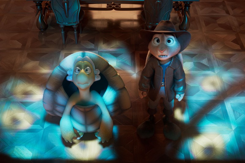 Animowany żółw i mysz w kapeluszu i płaszczu stoją obok siebie w pomieszczeniu i patrzą w górę ze zdziwieniem, gdy niebieskie i żółte światło pada na nich przez wzorzyste okna.