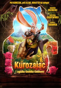 Polski plakat do filmu animowanego przedstawiający bohaterską hybrydę królika i kurczaka trzymającą miecz, huśtającą się na winorośli z kaczką. Na dole trzy różowe prosiaczki. Tytuł: Kurozając i zagadka Chomika Ciemności.