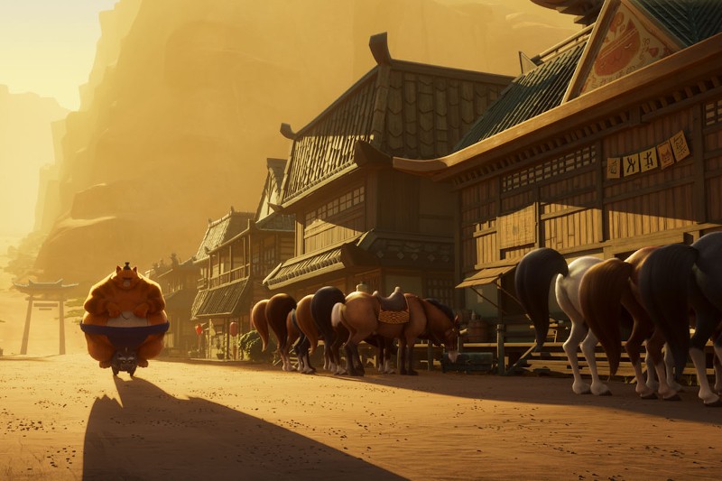 Zawodnik sumo idzie zakurzoną ulicą otoczoną tradycyjnymi japońskimi budynkami i rzędem koni odwróconych plecami, w ciepłym, złotym świetle.