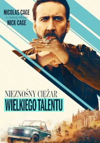 Polski plakat filmowy przedstawiający mężczyznę z poważnym wyrazem twarzy trzymającego ręce blisko ust, a poniżej samochód jadący w terenie. Tekst zawiera Nicolasa Cage'a i tytuł Nieznośny Ciężar Wielkiego Talentu.